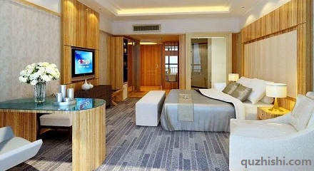 为啥酒店的床上要放四个枕头?