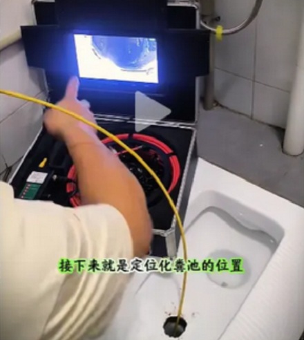 为啥公厕里的蹲厕大洞前面还有个小孔？