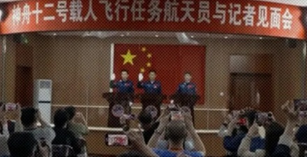 开新闻发布会，为什么要把航天员用罩子罩起来？