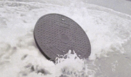 为什么到下雨天路边的井盖就会不停跳动？
