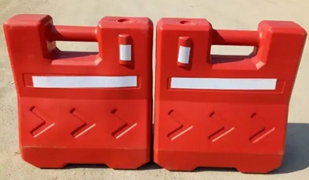 马路上常见的红色路障为啥「水马」？