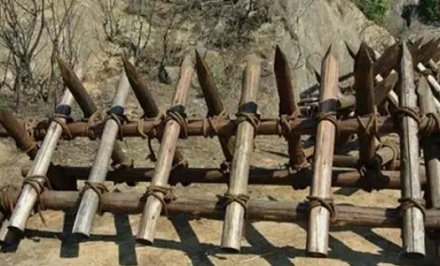 马路上常见的红色路障为啥「水马」？