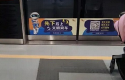 为什么地铁站、火车站常把盲道修在靠近轨道的那侧?
