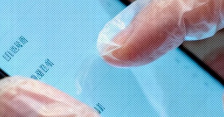 为啥戴了塑料手套就滑不动手机屏幕了？