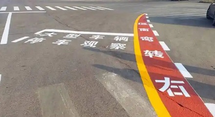 为什么很多大车车尾都贴着「右转必停」？
