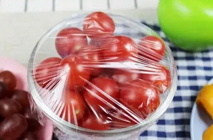 为什么保鲜膜可以保鲜食物，其它塑料袋却会把食物捂变质？