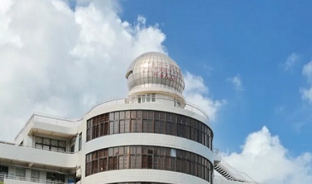 为什么很多学校里的某一栋楼顶上，都有一颗神秘大球？