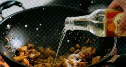 为什么炒菜时先放料酒再加醋会飘出一股果香味？