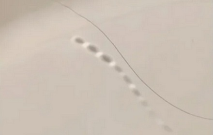 为什么飘在水上的头发丝的影子是一节一节的？